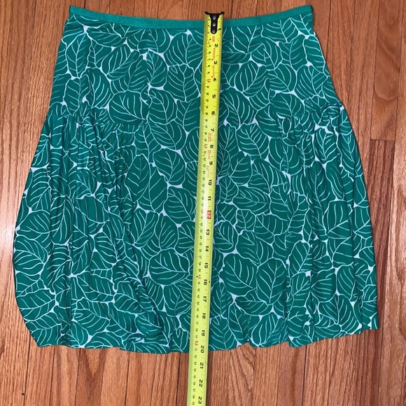 Diane von Furstenberg skirt. Green leaf print. Size 10. - Picture 5 of 6